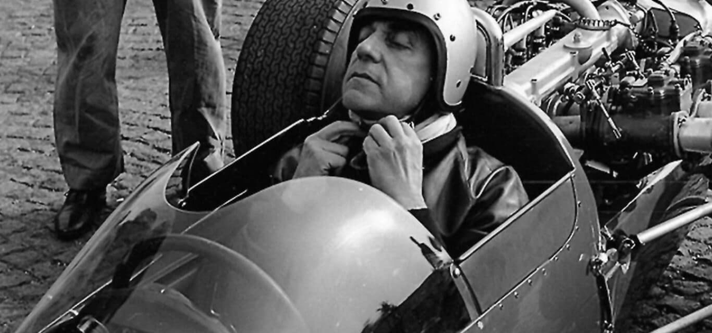 Karl Abarth sujeta su casco antes de que los registros de Monza